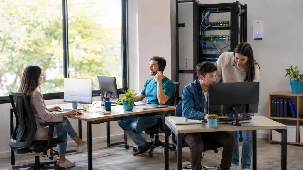 Equipo de trabajo de una oficina conectado